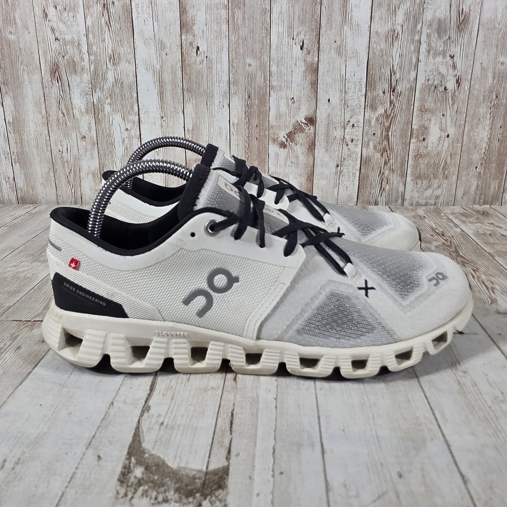 On Running Cloud X Womens 9.5 White Black Running 60.98697 Swiss Engineering